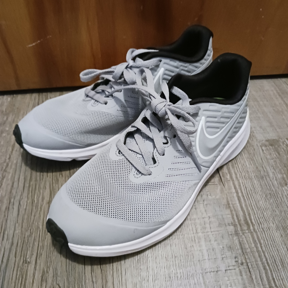 NIKE Youth Size 4